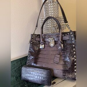 GENTLY USED .. MICHAEL KORS CROCODILE EMBOSSED HAMILTON TOTE w/FULL SIZE WALLET